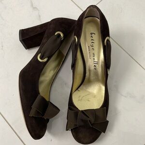Bettye Muller heels pumps chocolate brown micro suede bow EU 39,5 fits US 8,5